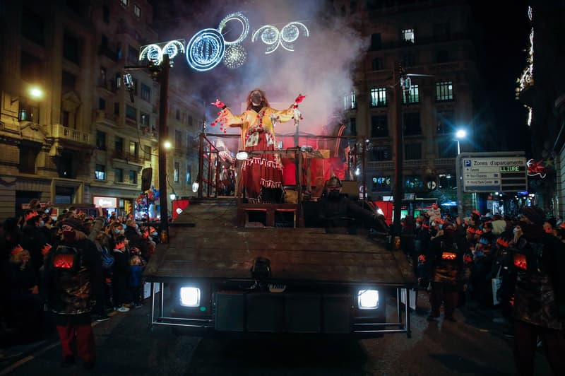 Una carrossa passa durant la cavalcada dels Reis Mags, el 5 de gener de 2022, a Barcelona