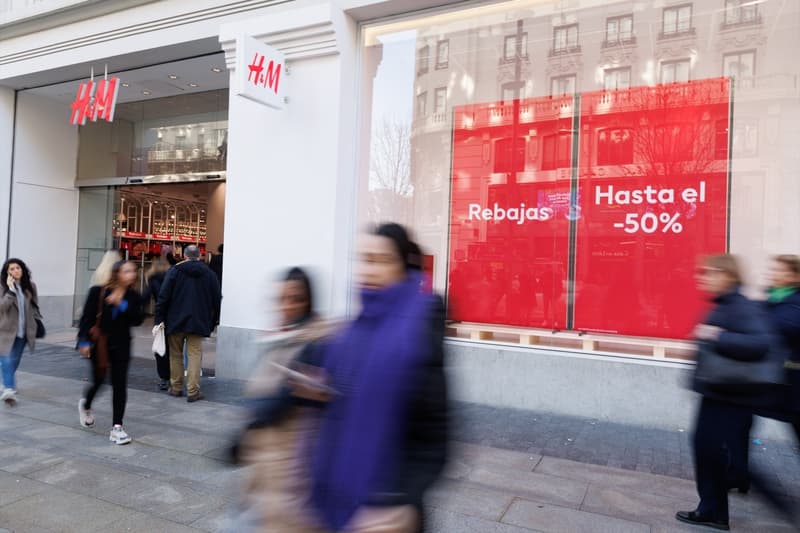 H&M, botiga de roba, amb el cartell de 'rebaixes' penjat