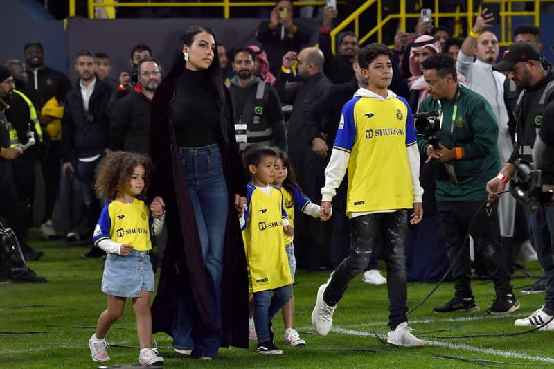 Georgina Rodríguez y sus hijos a la presentación del futbolista con Al-Nassr