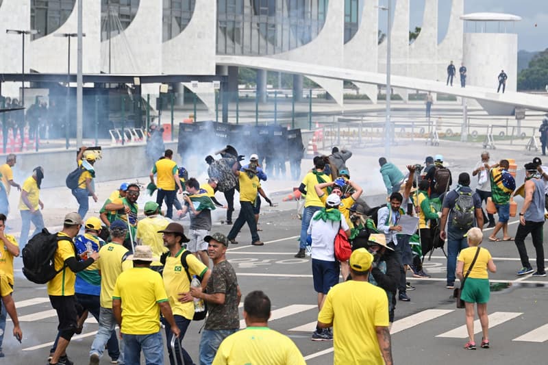 Asaltantes bolsonaristes ante las autoridades brasileñas