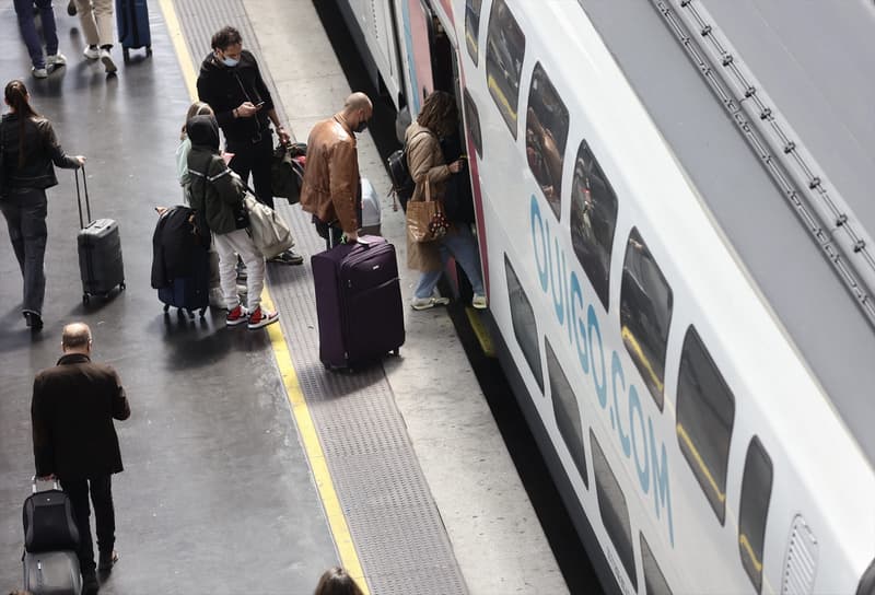 Passatgers entrant en un tren de la companyia Ouigo