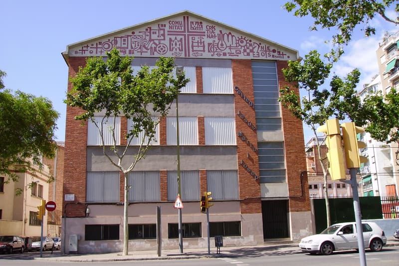 Façana del col·legi Jesús Maria i Josep a Sant Andreu.