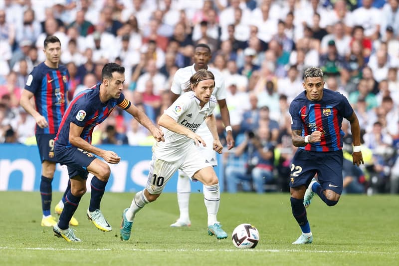 Luka Modric i Sergio Busquets en una acció durant el Clàssic de la Lliga d'aquesta temporada