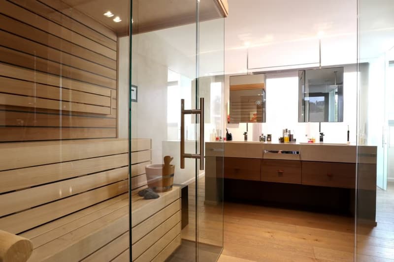 Lavabo con sauna en casa de los padres de Piqué | Fotocasa