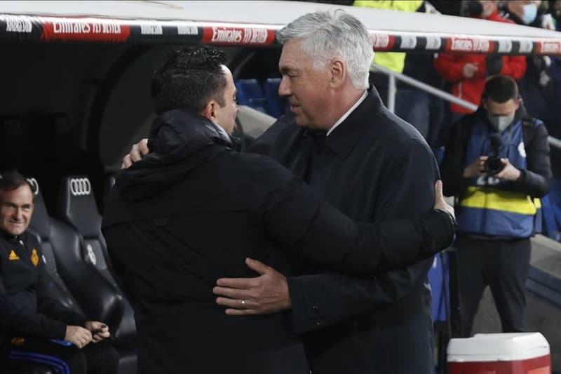 Xavi y Ancelotti en el Clásico