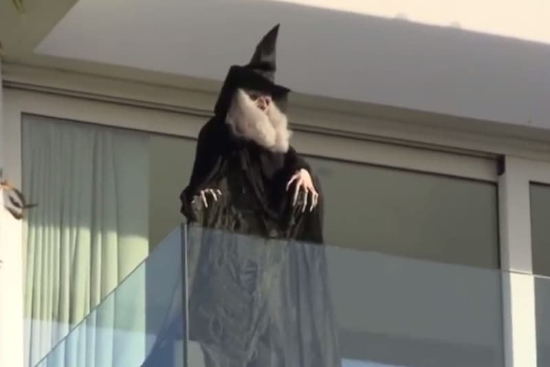 L'estàtua de la bruixa que Shakira ha fet posar al balcó de casa seva contra els seus antics sogres