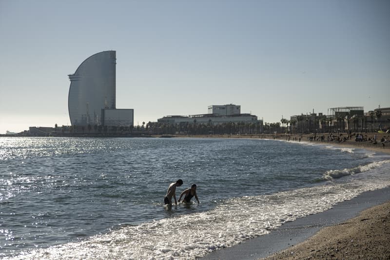 Una parella es banya a la platja de la Barceloneta