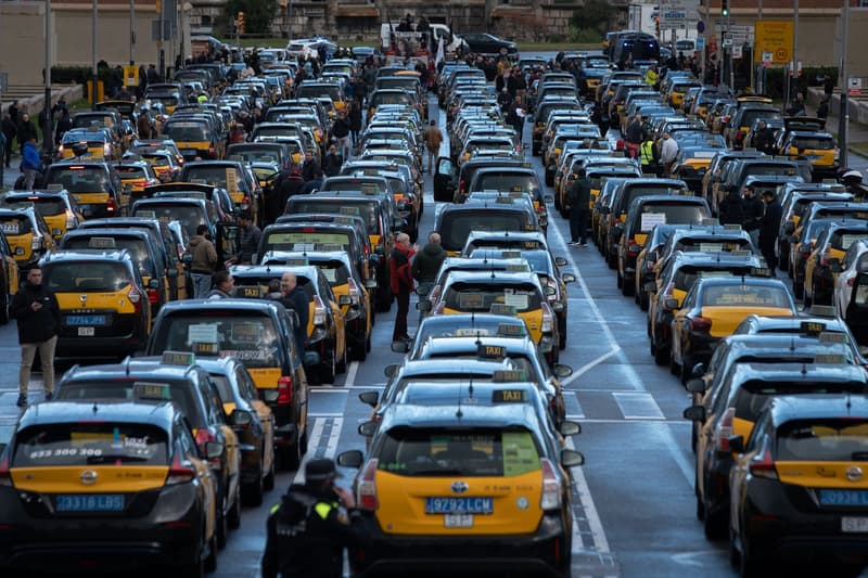 Centenars de taxis durant una mobilització convocada per Élite Taxi i Stac