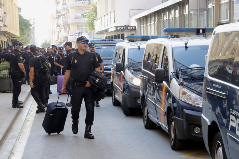 La polícia espanyola bandonando los hoteles el 5 de octubre de 2020