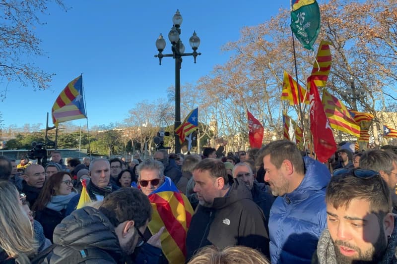 El president Oriol Junqueras parla amb un manifestant aquest matí 