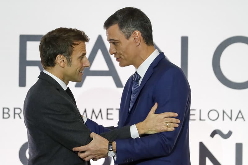 Pedro Sánchez i Emmanuel Macron, durant la cerimònia de signatura d'acords celebrada en el marc de la Cimera Hispanofrancesa
