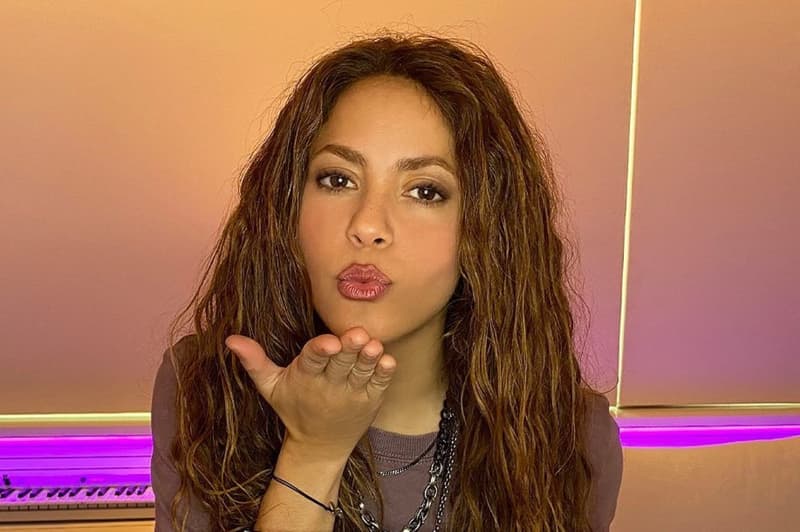 Shakira envia un petó en una imatge d'arxiu