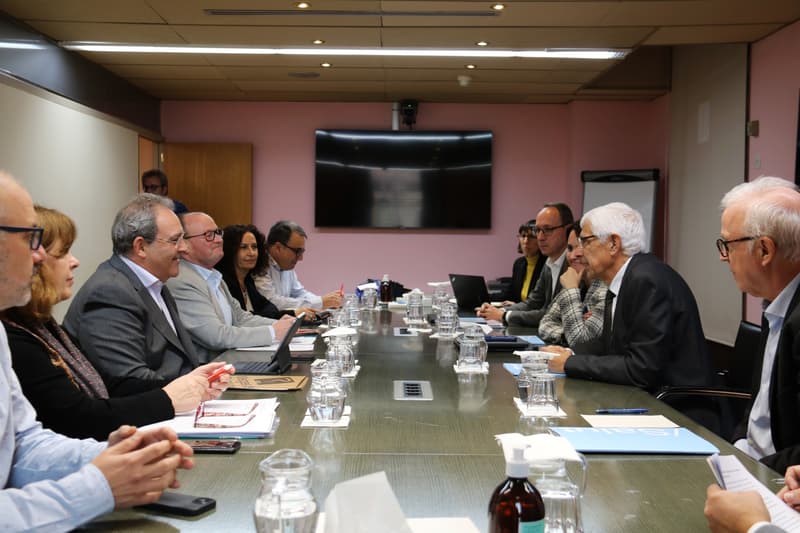 El conseller de Salut, Manel Balcells, i representants de Metges de Catalunya, en una reunió