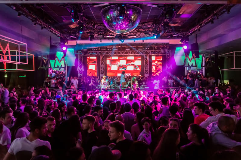 Gente bailando dentro de una discoteca