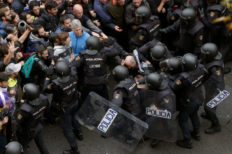Agents antiavalots de la Policia Nacional formen un cordó de seguretat per impedir el referèndum de l'1-O el 2017