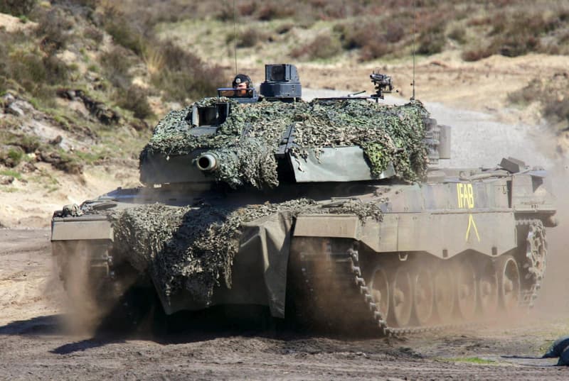 El primer carro de combate principal Leopard 2A4 llega de Alemania a la República Checa