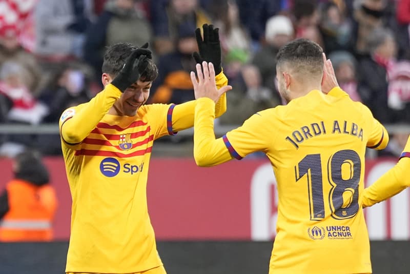 Pedri i Alba celebrant el gol contra el Girona 