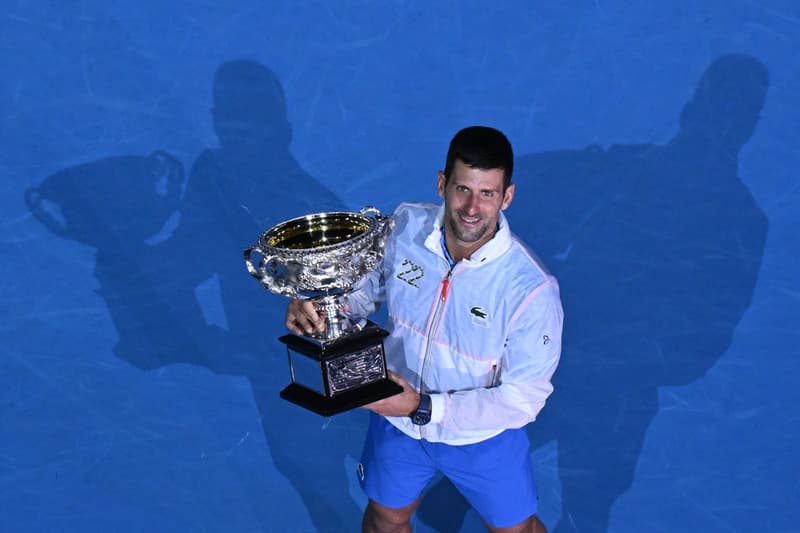 Novak Djokovic aixeca el trofeu de l'Open d'Austràlia