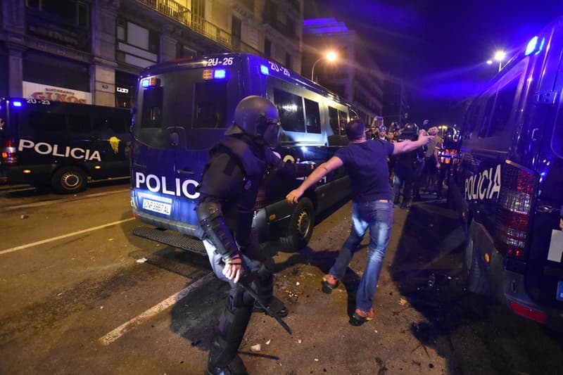 Agentes antidisturbios de la Policía Nacional en Barcelona