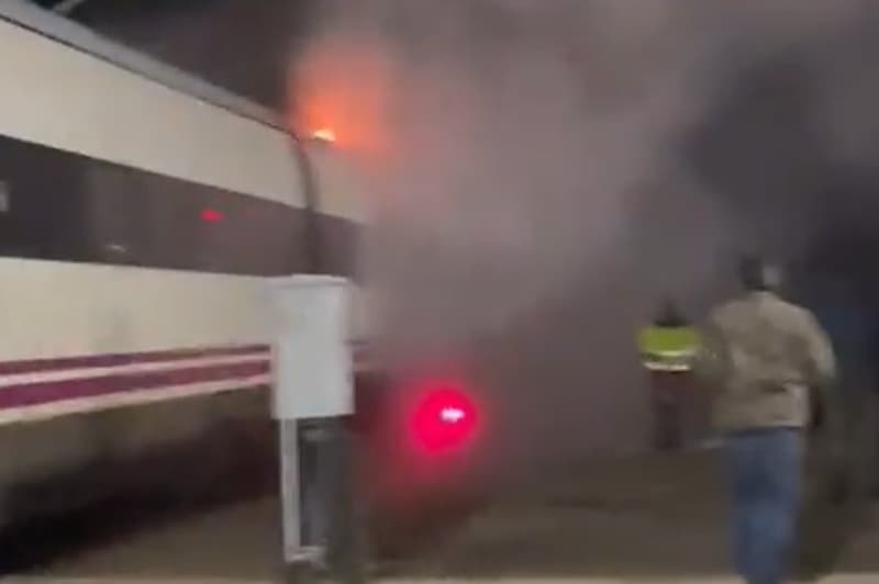 Imatge de l'incendi registrat aquest dilluns en tren de Renfe a Còrdova