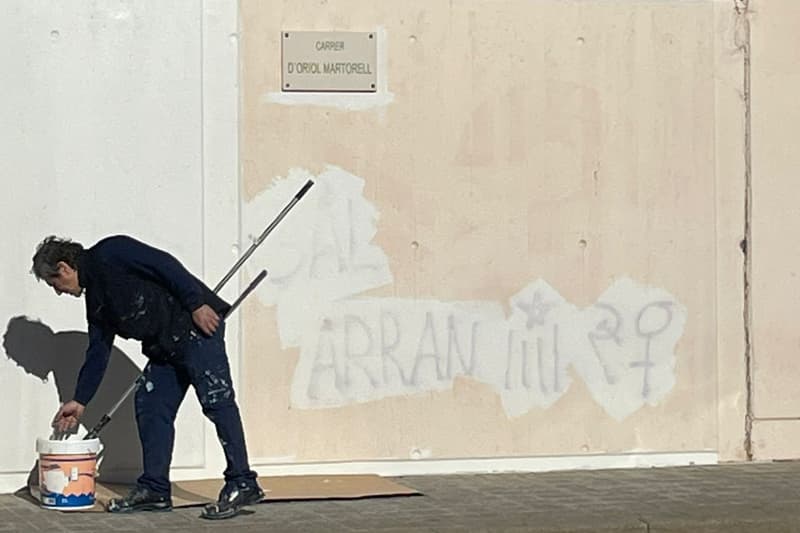 Un operari retira les pintades a favor de Manel Vidal als murs de TV3 | Ivan Parellada