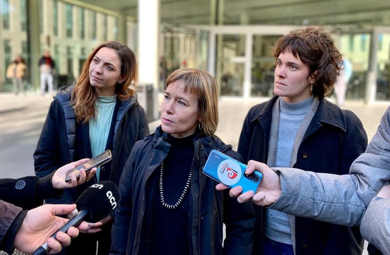 Les advocades Mireia Salazar, Sònia Olivella i Laia Serra, atenen els mitjans a les portes de la Ciutat de la Justícia de Barcelona.