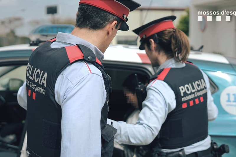 Dos mossos d'esquadra amb un detingut