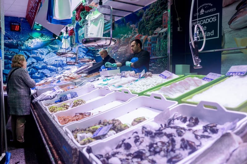 Una tienda que vende pescado|pez en una imagen de esta Navidad
