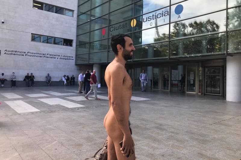Alejandro Colomar llegando desnudo a la ciudad de la justícia
