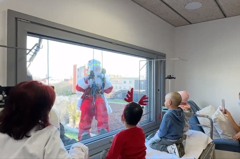 El Pare Noel visita els nens ingressats a l'Hospital de Sant Pau el passat Nadal