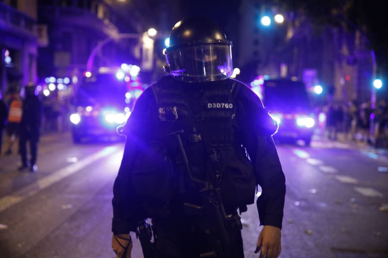 Un policia desplegat en un dispositiu nocturn per les protestes a Barcelona