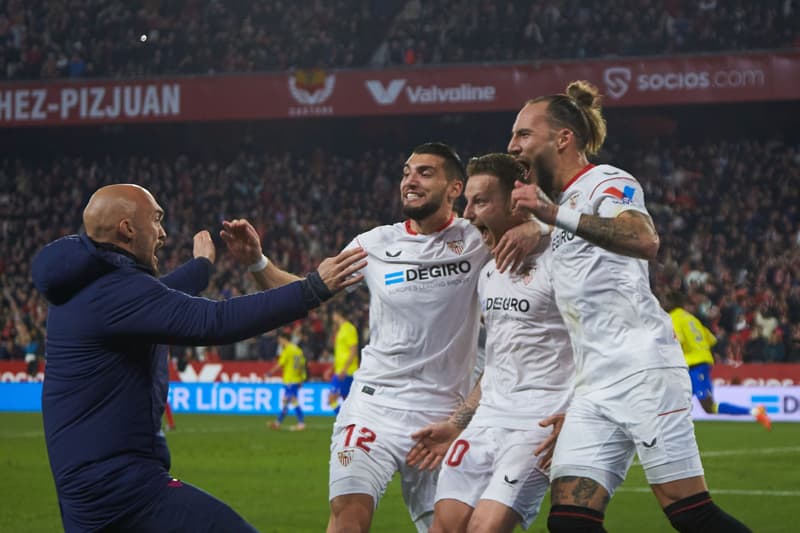 Los jugadores de la Sevilla celebran un gol en la liga