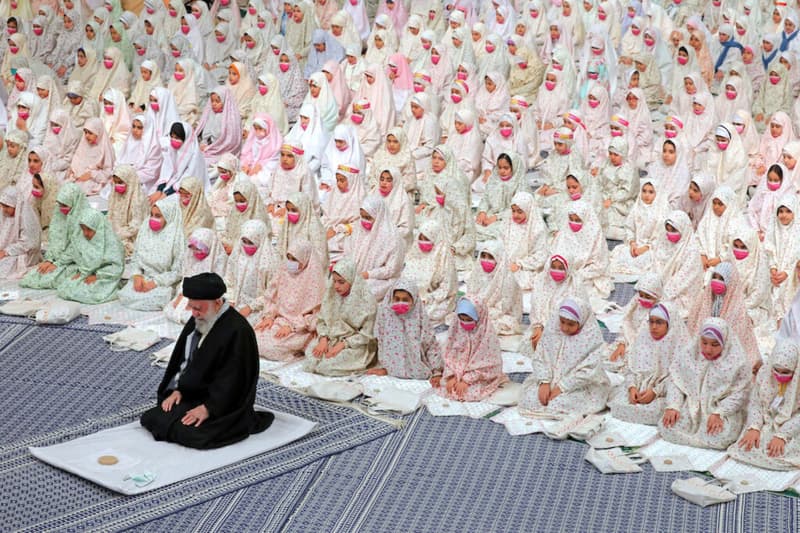 El líder suprem iranià, l'aiatol·là Ali Khamenei, resa amb les noies durant una celebració de Taklif