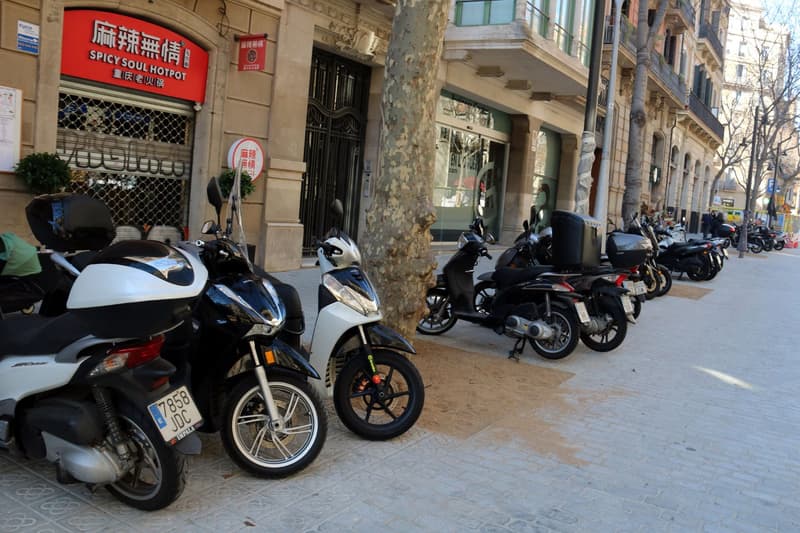 Motos aparcadas en la calle en Barcelona