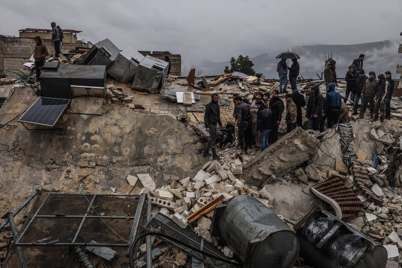 Personal de emergencia busca víctimas en el sitio de un edificio derrumbado después de un fuerte terremoto en el sureste de Turquía.