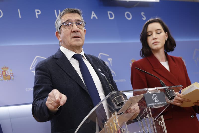 El portavoz del grupo socialista, Patxi López, y la secretaria de Igualdad del PSOE, Andrea Fernández