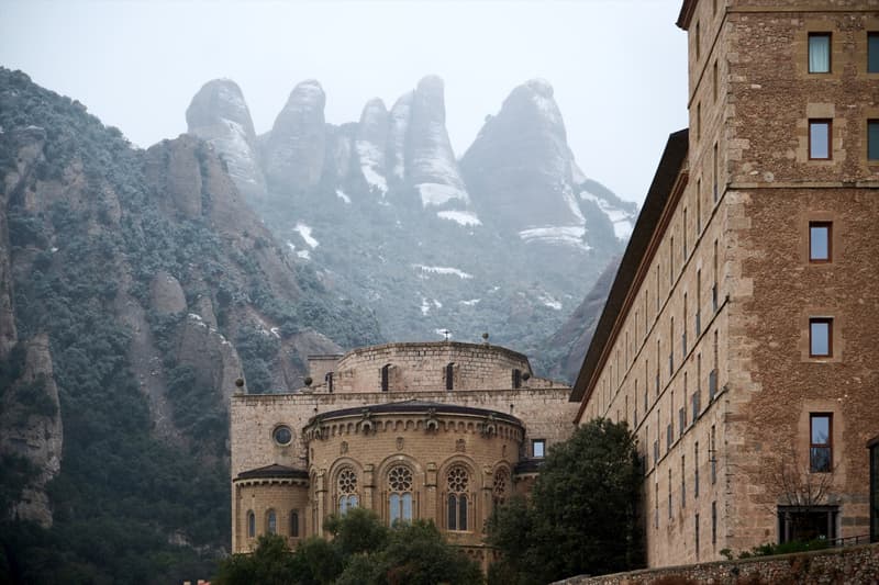Vista del massís de Montserrat cobert de neu aquest gener
