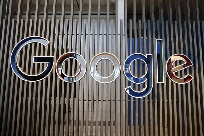 Fotografía de archivo del logo de Google, en Mountain View, California