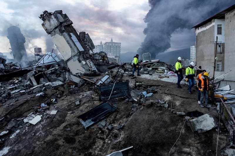 Rescatistes treballen a la zona afectada pel terratrèmol, a Turquia
