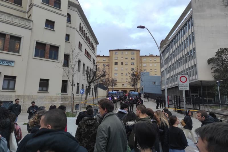 Concentración delante de la comisaría de Lleida por las detenciones