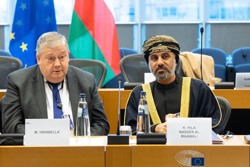 El eurodiputado socialista belga Marc Tarabella y Khalid Hilal Nasser Al Mawali, representante del Gobierno de Omán