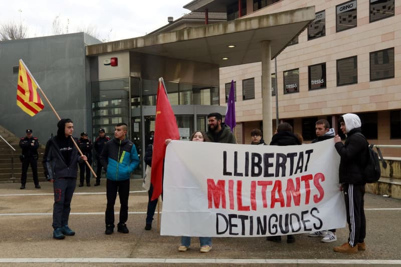Concentración delante de la comisaría de Lleida por|para las detenciones