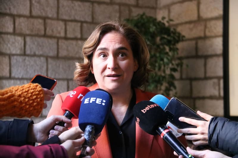 L'alcaldessa de Barcelona, Ada Colau, atenent els mitjans