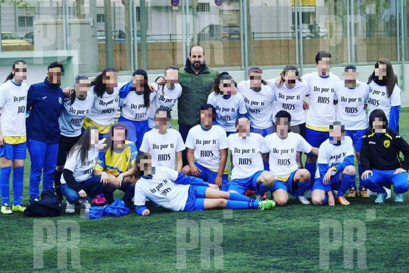 Foto de l'equip de Fontsanta Fatjó de Cornellà de Llobregat de 2017 donant suport a Francisco R. T., condemnat per violació a una menor d'edat