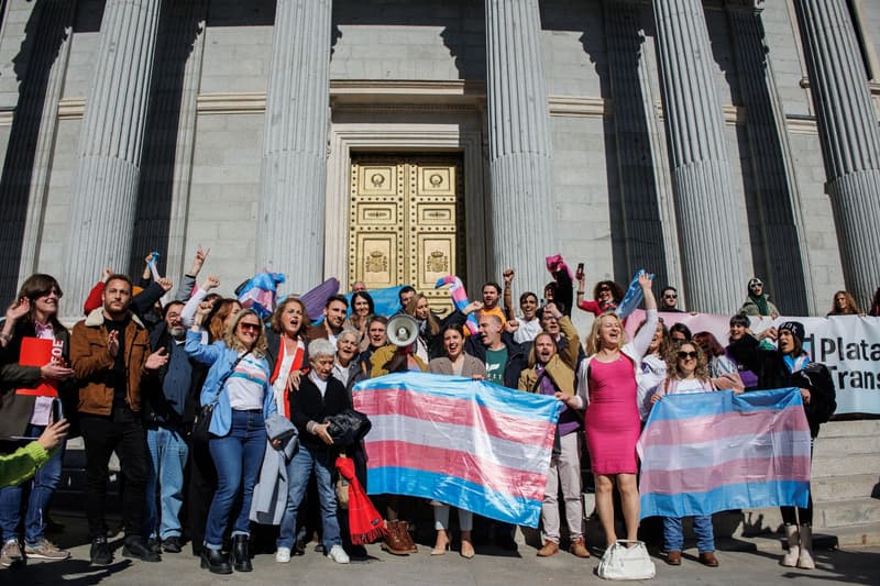 El col·lectiu trans celebra l'aprovació de la llei a les portes del Congrés