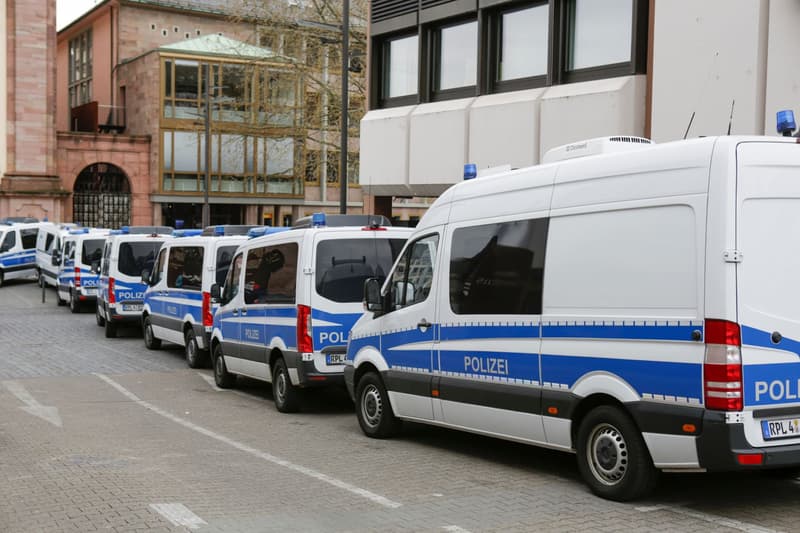 Furgons de la Policia alemanya en fila