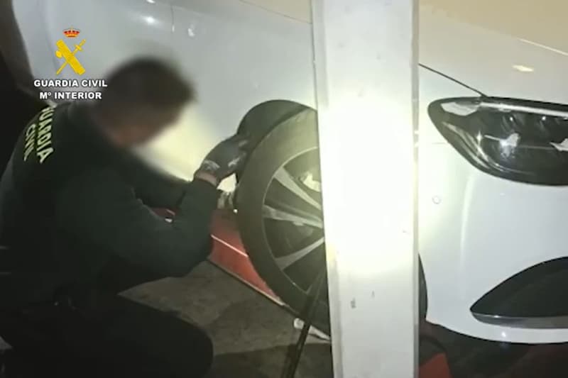 La Guàrdia Civil troba droga a les rodes d'un cotxe a La Jonquera