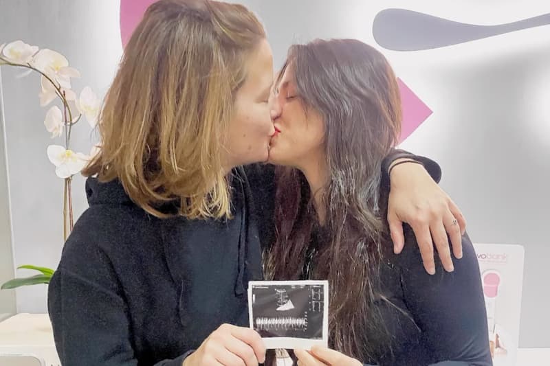 María Casado y Martina diRosso anuncian embarazo con un beso