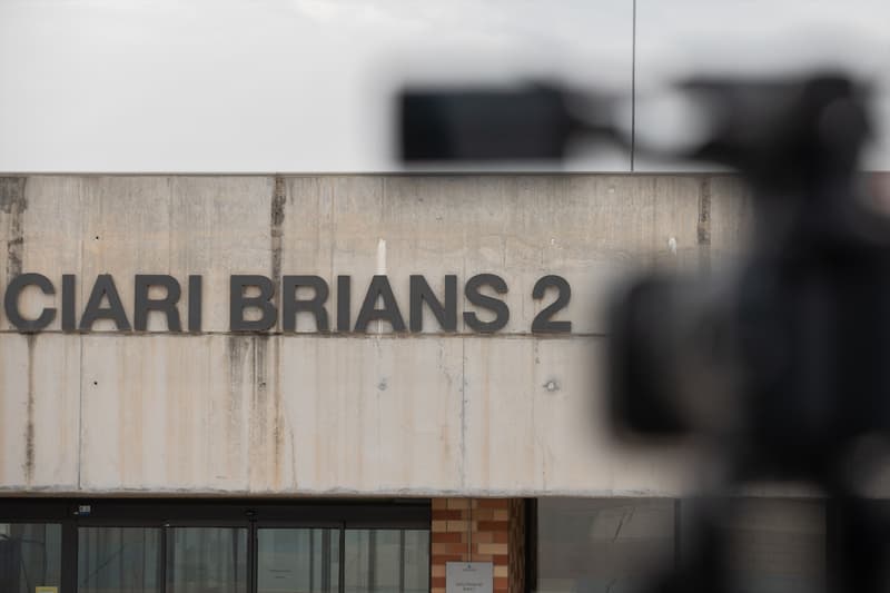 Una càmera grava la façana del centre penitenciari Brians II