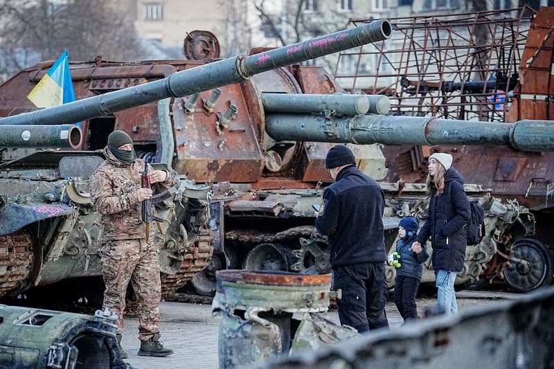 Un soldat ucraïnès es fa una foto a Kíiv al costat de tancs russos aquest 23 de febrer | Europa Press